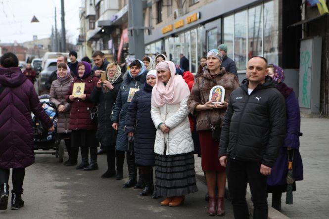 В Виннице сторонники русской церкви провели многотысячное шествие против коронавируса (Фото)