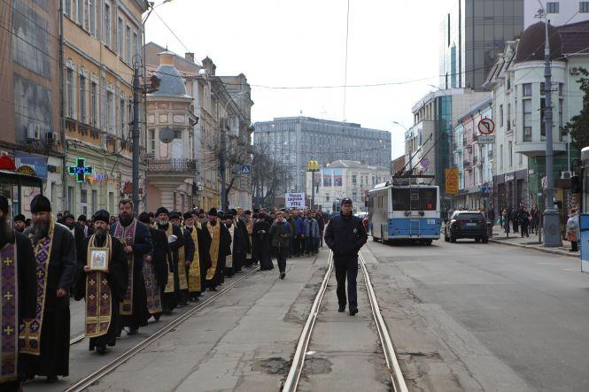 Новини Вінниці - фото з Хресна хода з кількома тисячами вірян пройшла центром Вінниці Хресна хода з кількома тисячами вірян пройшла центром Вінниці, фото №6 на сайті 20minut.ua