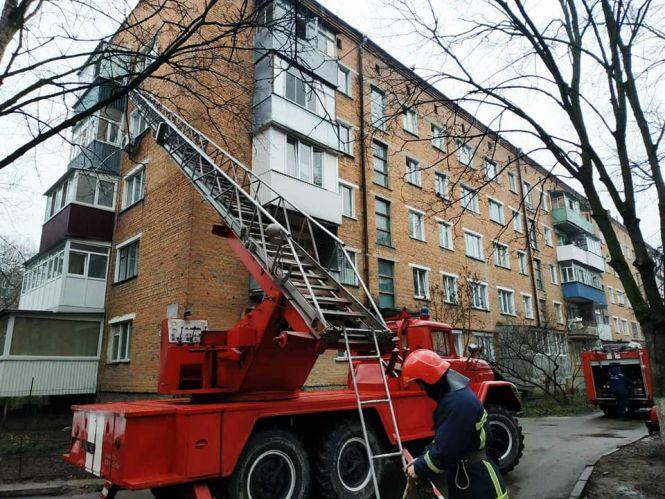 На Хмельниччині врятували дівчину, яка заснула на підвіконні 5-го поверху (ФОТО, ВІДЕО), фото №2 на сайті vsim.ua