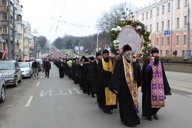 Новини Вінниці - фото з Важливе за вчора. Найцікавіші новини 8 березня, які ви могли пропустити Хресна хода з кількома тисячами вірян пройшла центром Вінниці