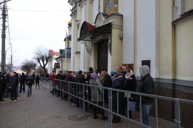 В Виннице сторонники русской церкви провели многотысячное шествие против коронавируса (Фото)