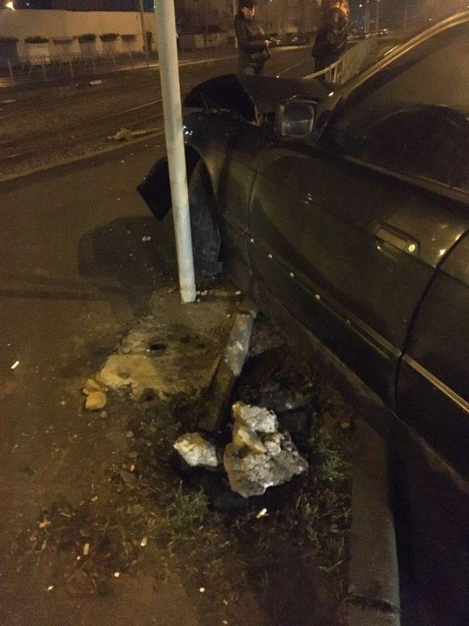 В Виннице на Келецкой водитель-наркоман снес своим BMW ограду на обочине