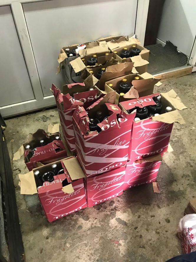 Від текіли до вина: у Хмельницькому в гаражі знайшли півтонни "брендового" алкоголю (ФОТО), фото №5 на сайті vsim.ua