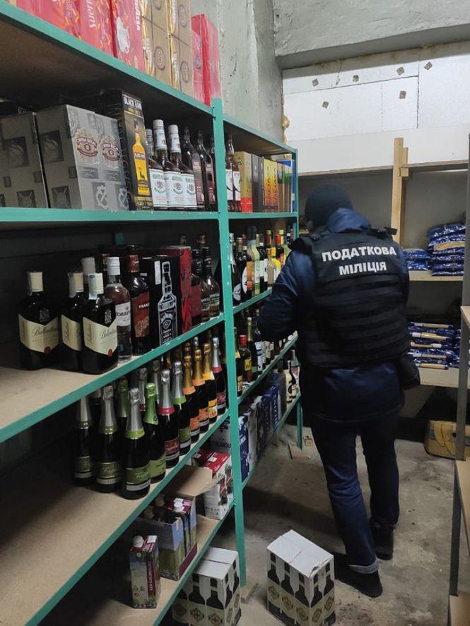 Від текіли до вина: у Хмельницькому в гаражі знайшли півтонни "брендового" алкоголю (ФОТО), фото №3 на сайті vsim.ua