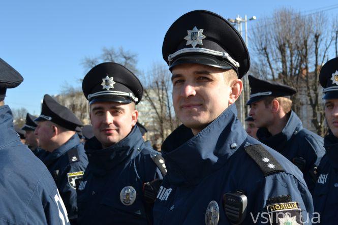 Новини Хмельницького - фото з Нова поліція запрацює на Хмельниччині. Для неї купили авто, планшети і бензопили Нова поліція запрацює на Хмельниччині. Для неї купили авто, планшети і бензопили, фото №8 на сайті vsim.ua