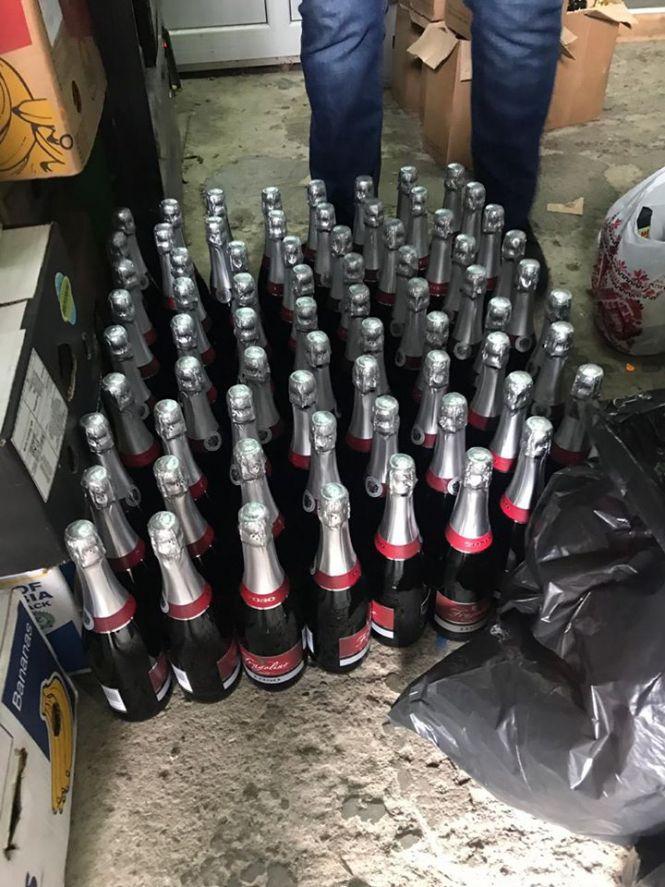 Від текіли до вина: у Хмельницькому в гаражі знайшли півтонни "брендового" алкоголю (ФОТО), фото №1 на сайті vsim.ua