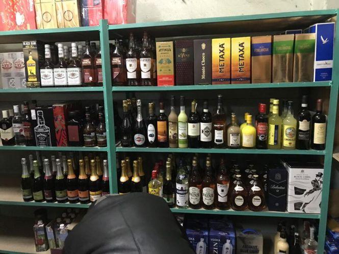 Від текіли до вина: у Хмельницькому в гаражі знайшли півтонни "брендового" алкоголю (ФОТО), фото №6 на сайті vsim.ua