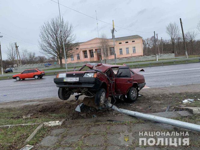 Новини Вінниці - фото з У Вінницькому районі «ВАЗ» в'їхав в опору. Госпіталізували трьох людей У Вінницькому районі «ВАЗ» в'їхав в опору. Госпіталізували трьох людей, фото №1 на сайті 20minut.ua