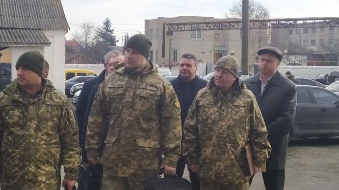 Новини Козятина - фото з У козятинський військкомат приїхали військові комісари з усіх районів області. Чому? У козятинський військкомат приїхали військові комісари з усіх районів області. Чому?, фото №1 на сайті 20minut.ua