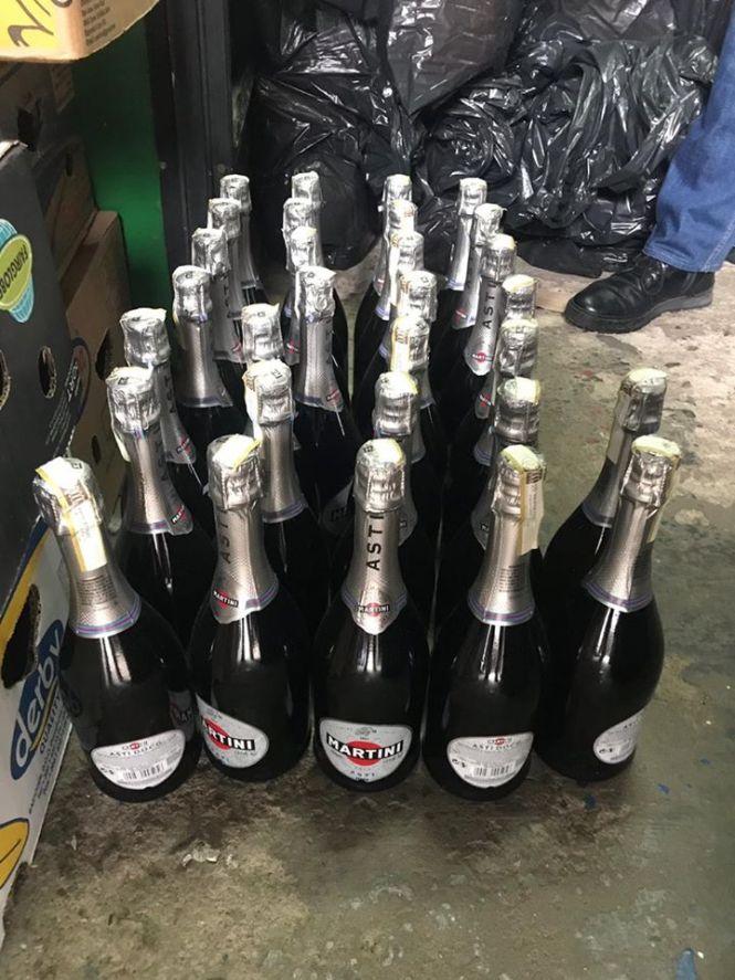 Від текіли до вина: у Хмельницькому в гаражі знайшли півтонни "брендового" алкоголю (ФОТО), фото №4 на сайті vsim.ua