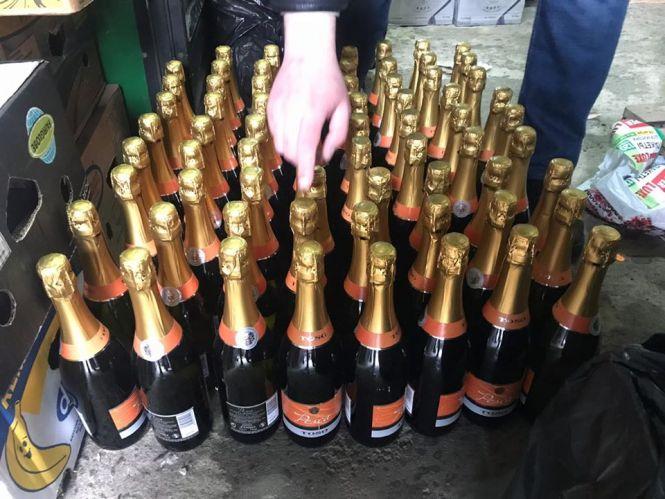 Від текіли до вина: у Хмельницькому в гаражі знайшли півтонни "брендового" алкоголю (ФОТО), фото №2 на сайті vsim.ua