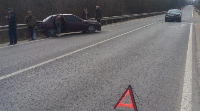 Новини Тернополя - фото з Поблизу Кременця ДТП з потерпілими. В авто, яке врізалось в огорожу, є дитина Поблизу Кременця ДТП з потерпілими. В авто, яке врізалось в огорожу, є дитина, фото №1 на сайті 20minut.ua
