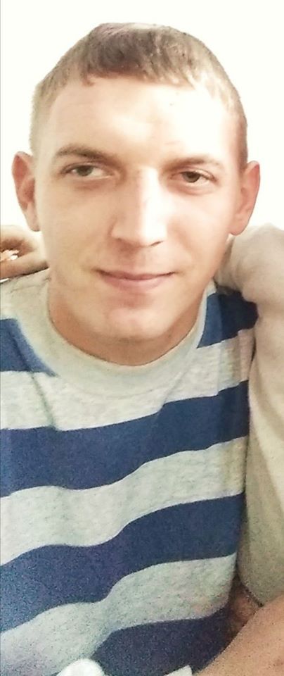 Новини Хмельницького - фото з Пішов з дому й зник. На Хмельниччині шукають 24-річного Руслана На изображении может находиться: 1 человек, полоски, селфи и часть тела крупным планом