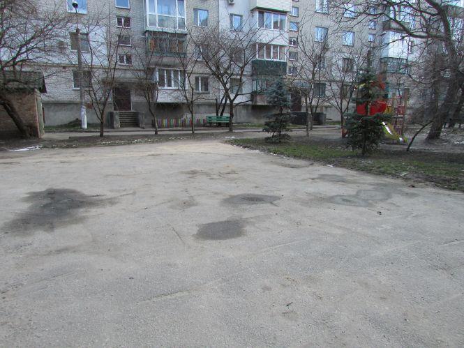В дворі вулиці Грушевського демонтували спортивний майданчик, фото №2 на сайті 20minut.ua