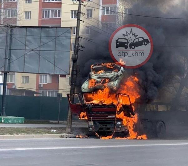 Новини Хмельницького - фото з На Вінницькому шосе під час руху спалахнула вантажівка (ФОТО, ВІДЕО) На Вінницькому шосе під час руху спалахнула вантажівка (ФОТО, ВІДЕО), фото №1 на сайті vsim.ua