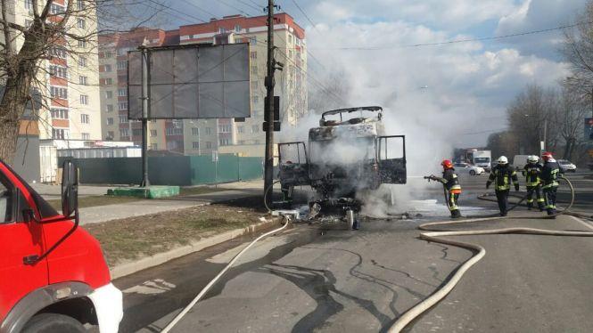 Новини Хмельницького - фото з На Вінницькому шосе під час руху спалахнула вантажівка (ФОТО, ВІДЕО) На Вінницькому шосе під час руху спалахнула вантажівка (ФОТО, ВІДЕО), фото №5 на сайті vsim.ua