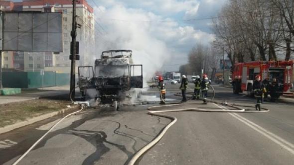 Новини Хмельницького - фото з На Вінницькому шосе під час руху спалахнула вантажівка (ФОТО, ВІДЕО) На Вінницькому шосе під час руху спалахнула вантажівка (ФОТО, ВІДЕО), фото №4 на сайті vsim.ua