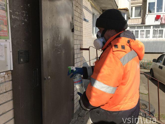 Новини Хмельницького - фото з Дезінфекція від коронавірусу в під'їздах багатоповерхівок Хмельницького: міф чи реальність? Дезінфекція від коронавірусу в під'їздах багатоповерхівок Хмельницького: міф чи реальність?, фото №3 на сайті vsim.ua