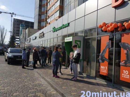 Долар по 29 гривень, але у вінницьких банках валюти немає. Що прогнозує економіст?, фото №3 на сайті 20minut.ua