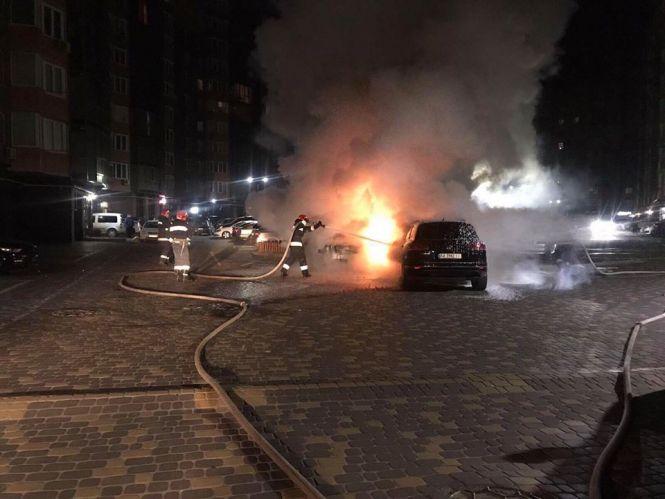 Чотири автівки спалахнули у Набережному кварталі. Підпалили Touareg. Є відео, фото №1 на сайті 20minut.ua