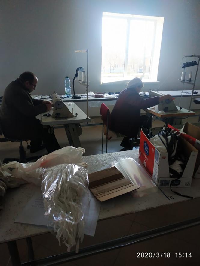 Допомагають навіть діти: на Тернопільщині сім'я шиє маски для місцевої лікарні. Як долучитися?, фото №2 на сайті 20minut.ua