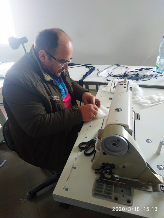 Допомагають навіть діти: на Тернопільщині сім'я шиє маски для місцевої лікарні. Як долучитися?, фото №5 на сайті 20minut.ua