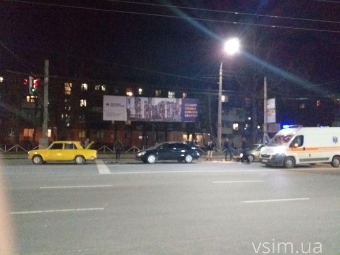 У Хмельницькому зіткнулися одразу три авто: постраждала пасажирка, фото №1 на сайті vsim.ua