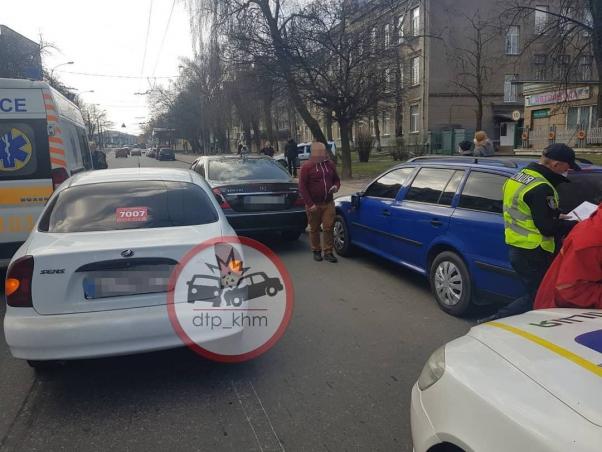 На Кам’янецькій в ДТП потрапило 4 легковики й ”швидка” (ФОТО), фото №1 на сайті vsim.ua