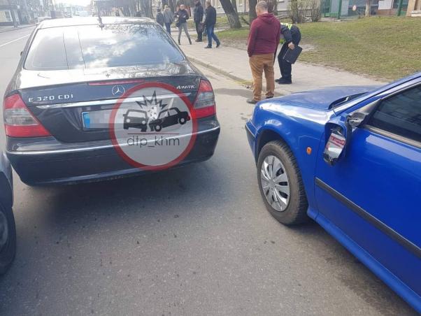 На Кам’янецькій в ДТП потрапило 4 легковики й ”швидка” (ФОТО), фото №2 на сайті vsim.ua