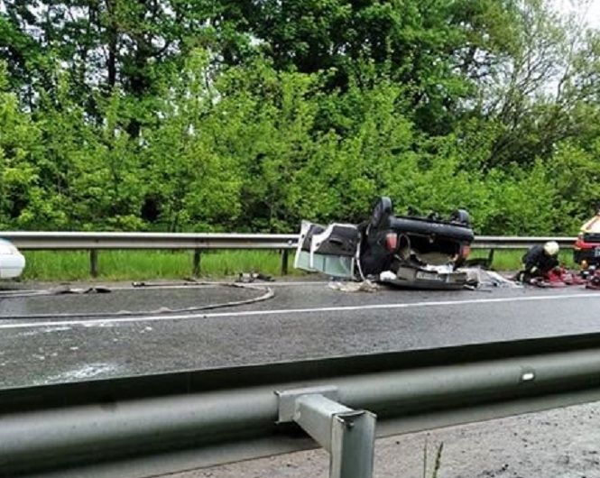 Новини Тернополя - фото з Біля Озерної аварія, одна з автівок від удару перекинулась. Є загиблі