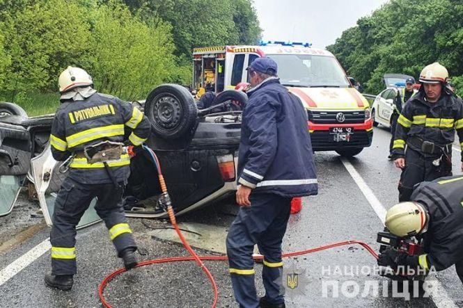 Новини Тернополя - фото з Біля Озерної аварія, одна з автівок від удару перекинулась. Є загиблі