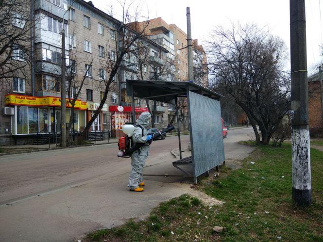 Новини Житомира - фото з У Житомирі дезінфікують зупинки: рятувальники борються з коронавірусом У Житомирі дезінфікують зупинки: рятувальники борються з коронавірусом, фото №2 на сайті 20minut.ua
