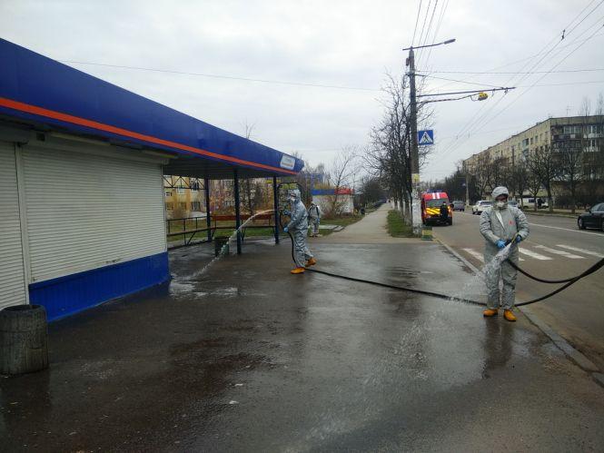 Новини Житомира - фото з У Житомирі дезінфікують зупинки: рятувальники борються з коронавірусом У Житомирі дезінфікують зупинки: рятувальники борються з коронавірусом, фото №3 на сайті 20minut.ua