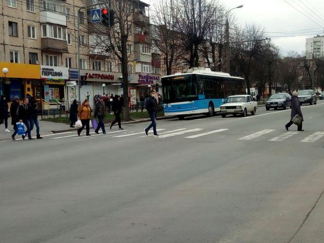 Новини Вінниці - фото з Черги на вулиці, порожній транспорт та дефіцитна сіль. Як переживають карантин на Київській Черги на вулиці, порожній транспорт та дефіцитна сіль. Як переживають карантин на Київській, фото №12 на сайті 20minut.ua