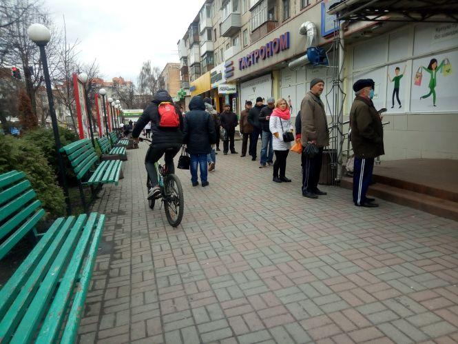 Новини Вінниці - фото з Черги на вулиці, порожній транспорт та дефіцитна сіль. Як переживають карантин на Київській Черги на вулиці, порожній транспорт та дефіцитна сіль. Як переживають карантин на Київській, фото №9 на сайті 20minut.ua