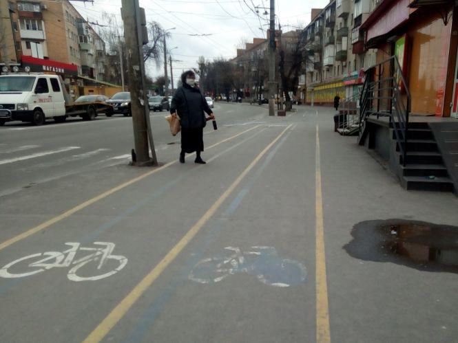 Новини Вінниці - фото з Черги на вулиці, порожній транспорт та дефіцитна сіль. Як переживають карантин на Київській Черги на вулиці, порожній транспорт та дефіцитна сіль. Як переживають карантин на Київській, фото №11 на сайті 20minut.ua