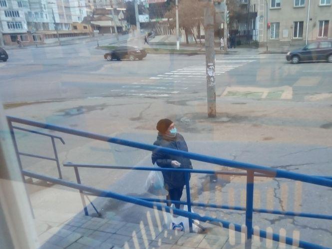 Новини Вінниці - фото з Черги на вулиці, порожній транспорт та дефіцитна сіль. Як переживають карантин на Київській Черги на вулиці, порожній транспорт та дефіцитна сіль. Як переживають карантин на Київській, фото №7 на сайті 20minut.ua