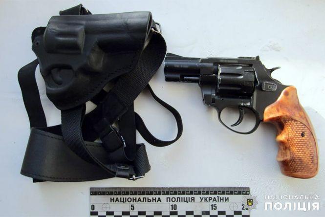 На Хмельниччині озброєний пістолетом чоловік вчинив розбій на АЗС, фото №1 на сайті vsim.ua