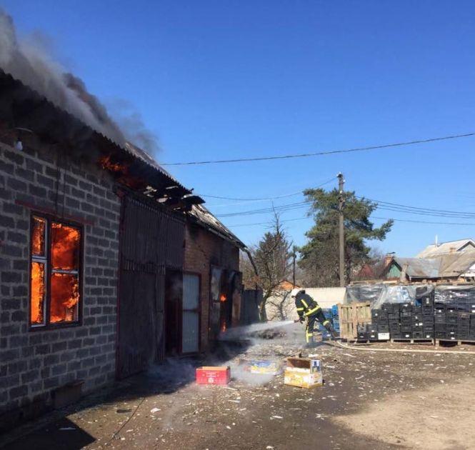 Новини Вінниці - фото з У Вінниці горів гараж та підвал висотки. Одного потерпілого врятували, інший — отримав опіки У Вінниці горів гараж та підвал висотки. Одного потерпілого врятували, інший — отримав опіки, фото №2 на сайті 20minut.ua