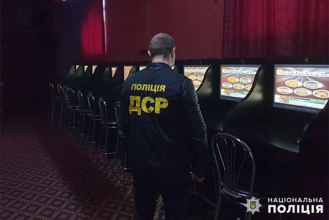 Новини Хмельницького - фото з Без вивіски та лише "для своїх". У Хмельницькому виявили черговий гральний зал (ФОТО) Без вивіски та лише "для своїх". У Хмельницькому виявили черговий гральний зал (ФОТО), фото №1 на сайті vsim.ua