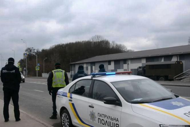 Новини Вінниці - фото з Важливе за вчора. Найцікавіші новини 24 березня, які ви могли пропустити Блокпости під Вінницею — це підготовка до надзвичайного стану. Кого зупиняють для перевірки?