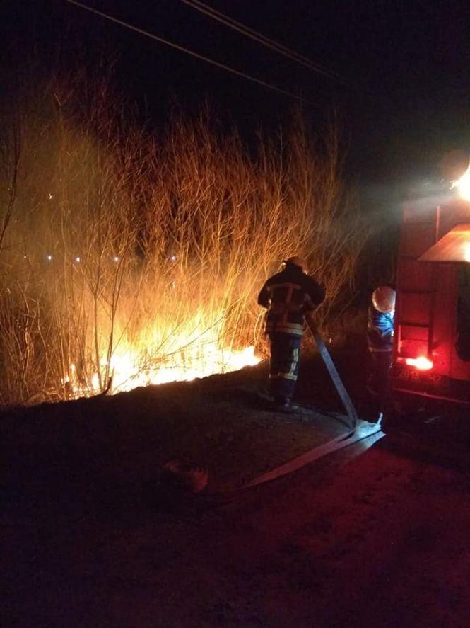 Козятинські рятувальники знову гасили суху траву, фото №1 на сайті 20minut.ua