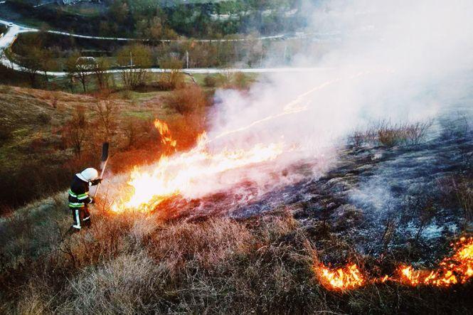 4 пожежі за добу. У Хмельницькому масово палять суху траву, фото №1 на сайті vsim.ua