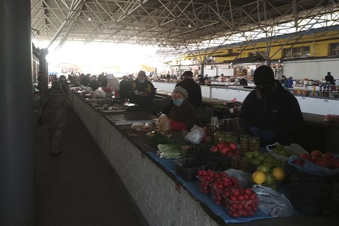 Новини Вінниці - фото з «Коля, будь людиною, закривай!» Як на карантині працюють вінницькі ринки «Коля, будь людиною, закривай!» Як на карантині працюють вінницькі ринки, фото №2 на сайті 20minut.ua