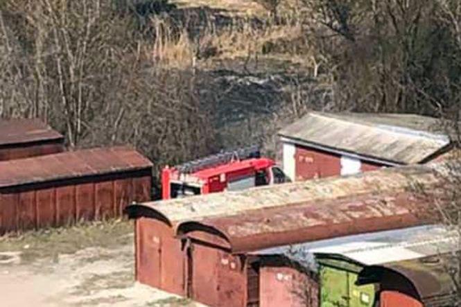 Масштабна пожежа сухої трави у Хмельницькому: вогонь міг знищити гаражний масив, фото №1 на сайті vsim.ua