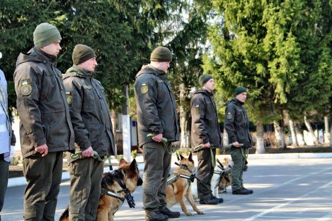 Новини Вінниці - фото з Взвод чотирилапих гвардійців. Як у Калинівському полку 14 собак служать поряд з військовими Взвод чотирилапих гвардійців. Як у Калинівському полку 14 собак служать поряд з військовими, фото №4 на сайті 20minut.ua