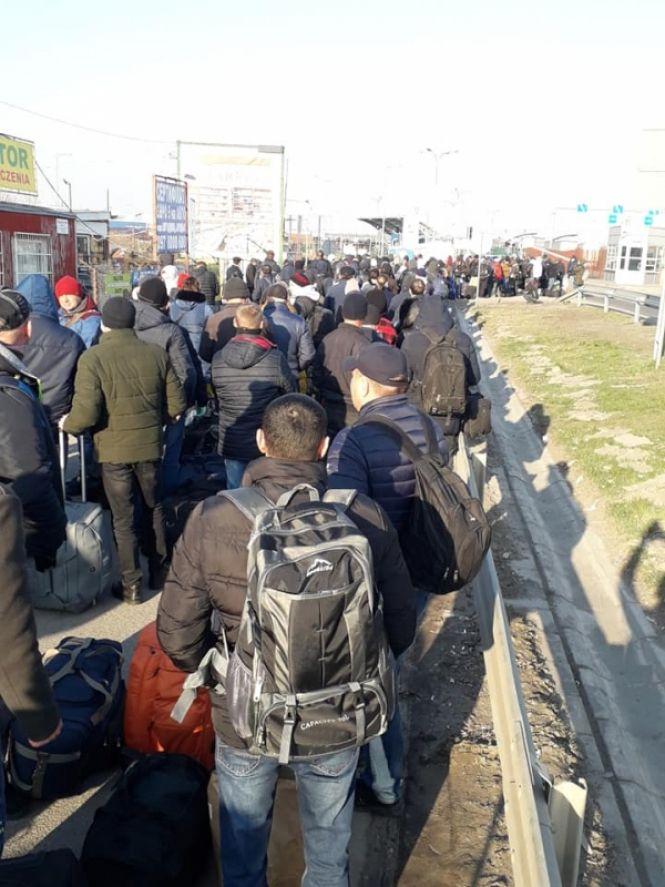 Новини Вінниці - фото з «Радію, що я не там!» В масках і натовпом заробітчани переходять пішки кордон з Польщею «Радію, що я не там!» В масках і натовпом заробітчани переходять пішки кордон з Польщею, фото №2 на сайті 20minut.ua