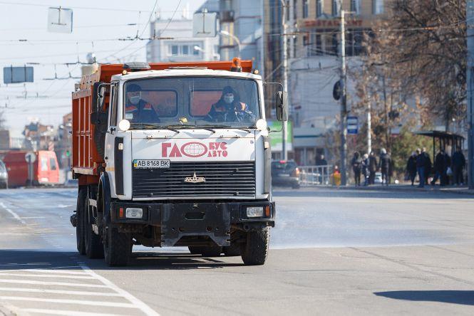 У місті дезінфікують вулиці та зупинки. А чи роблять щось з під'їздами?, фото №1 на сайті 20minut.ua