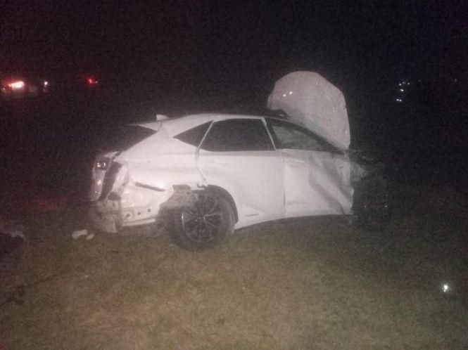У Ворошилівці водій на білому «Lexus» злетів з дороги. Двоє людей загинули, фото №2 на сайті 20minut.ua