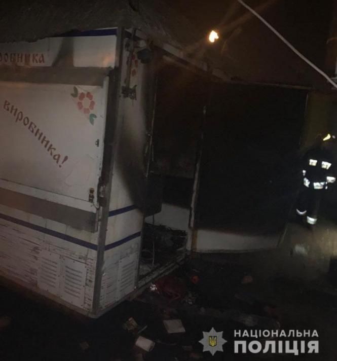 Новини Вінниці - фото з Пожежа у кіоску «Ковбаскофф»: гастролер вкрав ковбаси та залишив недопалок Пожежа у кіоску «Ковбаскофф»: гастролер вкрав ковбаси та залишив недопалок, фото №1 на сайті 20minut.ua